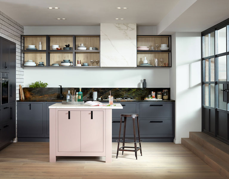 Cuisine grise et ilot rose